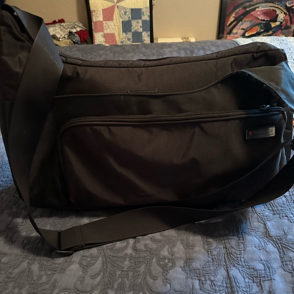 Messenger Bag By Victorinox Swiss Army SwissGear  Zipper Pockets Expandable